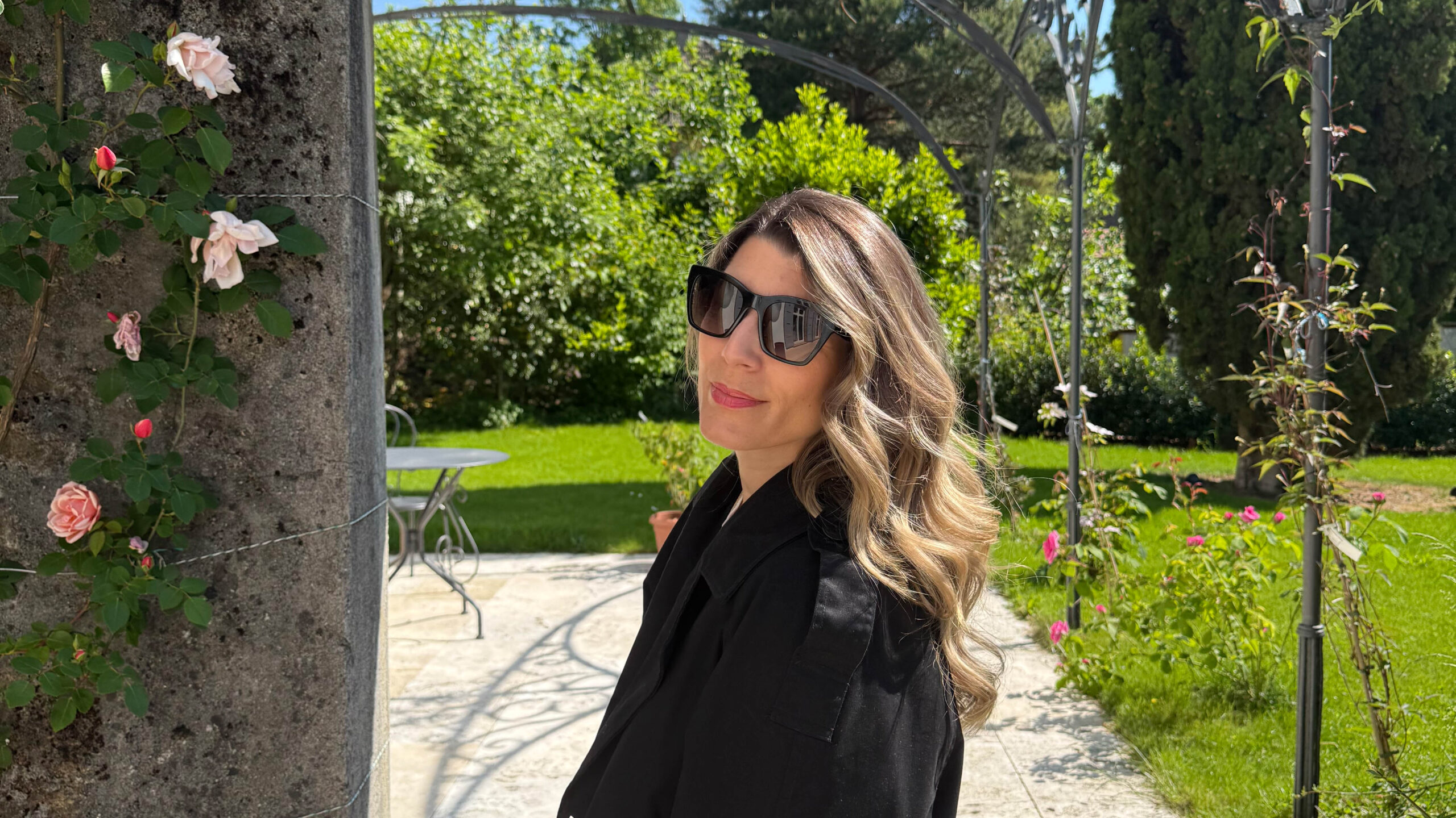 Balayage blond sur cheveux mi-longs ondulés, réalisé au Salon29