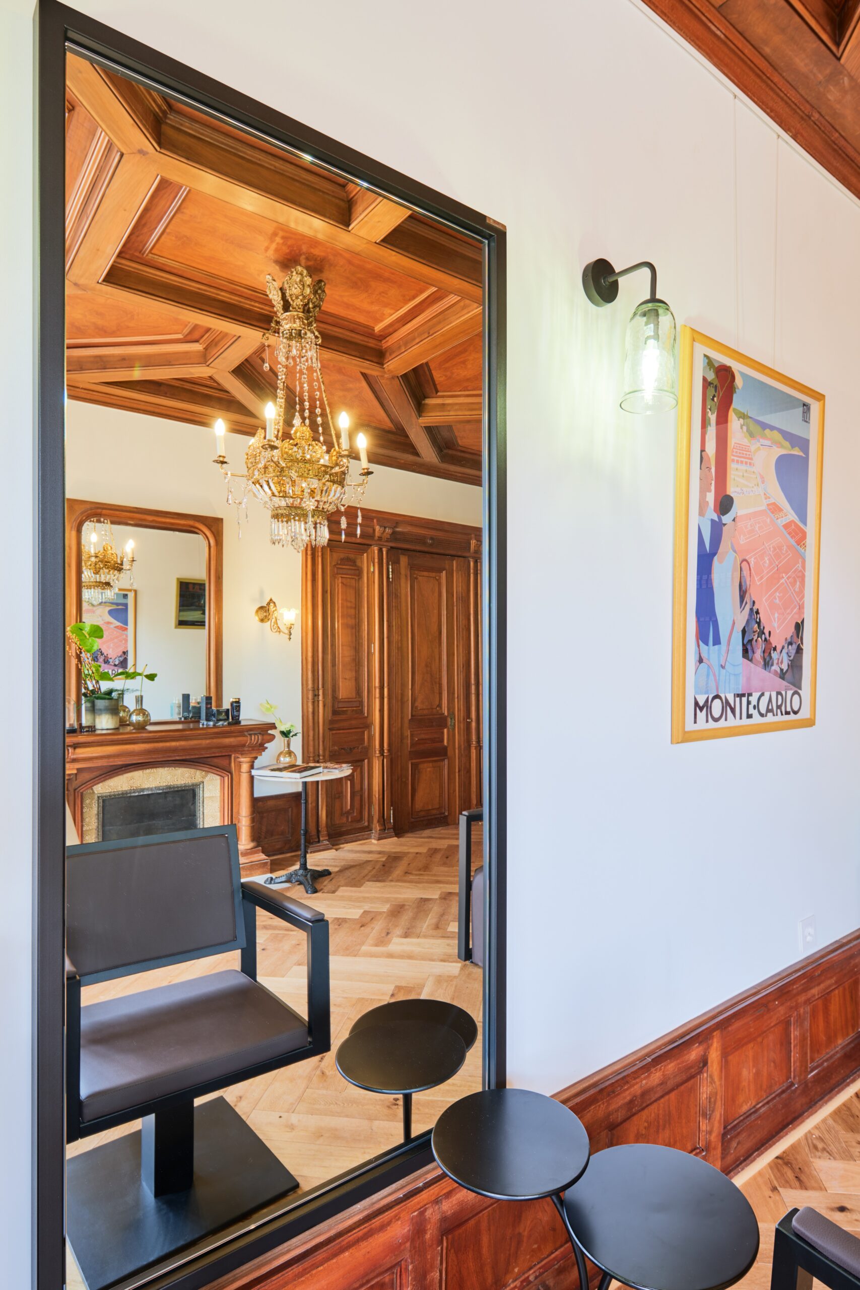 Miroir et poste de coiffage du Salon29, avec boiseries et lustre d'époque